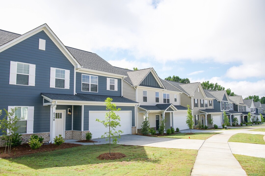 Hadley Crossing in Charlotte, NC - Building Photo