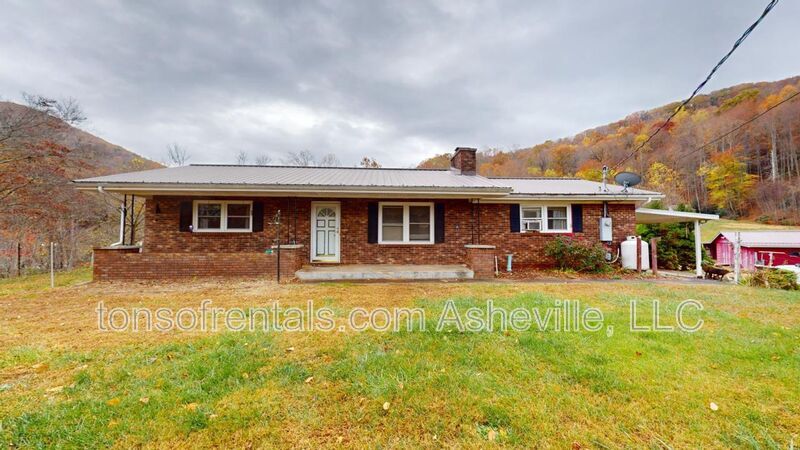 160 Beaverdam Lp Rd in Candler, NC - Building Photo