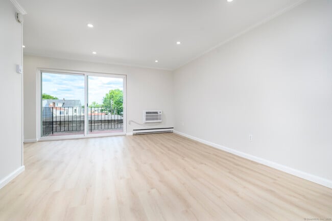 10 Tuttle St in Stamford, CT - Building Photo - Building Photo
