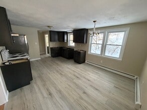 2 Bayleaf Way, Unit Right Side in Pelham, NH - Building Photo - Building Photo