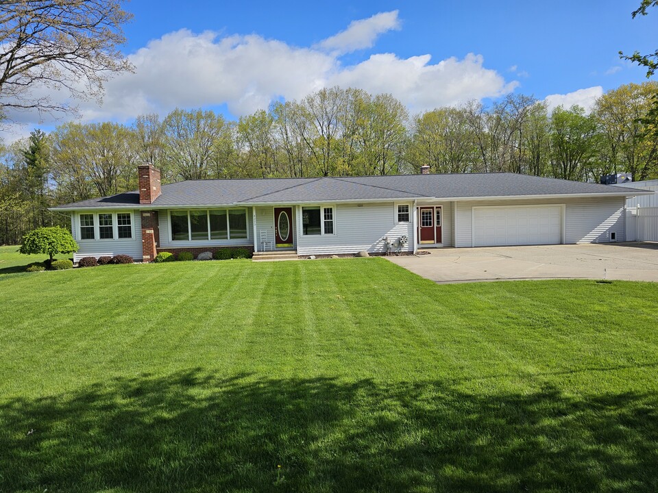 4293 Lake Michigan Dr in Allendale, MI - Foto de edificio