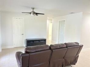 2301 NW 114th Ave in Coral Springs, FL - Foto de edificio - Building Photo