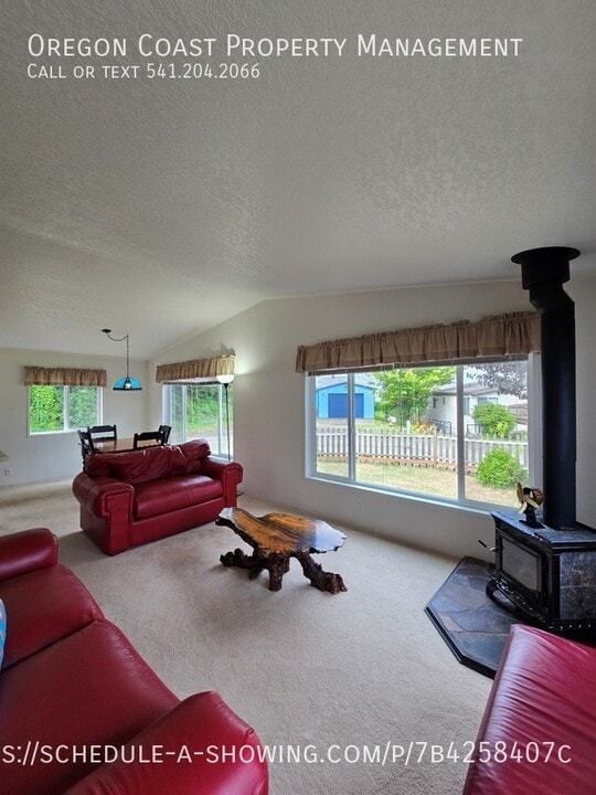 365 SW Pacific View St in Waldport, OR - Building Photo