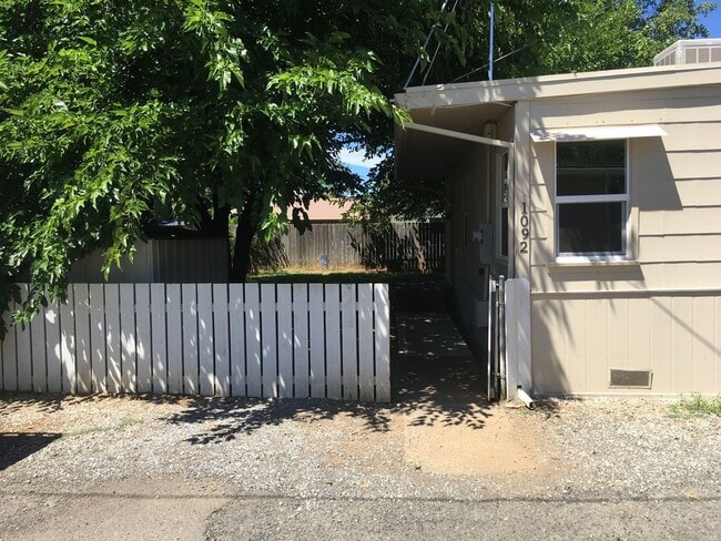 1092 Hawthorne Ave in Redding, CA - Building Photo - Building Photo