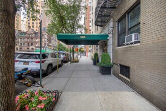 300 W 72nd St in New York, NY - Building Photo - Building Photo