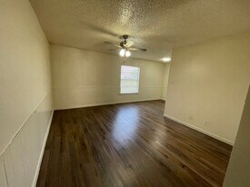 1702 Kirk Ave, Unit 104 in Killeen, TX - Building Photo