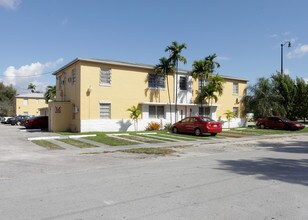 1360 SW 42nd Ave in Miami, FL - Foto de edificio - Building Photo
