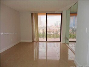 210-174 174th St in Sunny Isles Beach, FL - Foto de edificio - Building Photo