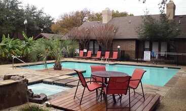 Woodbridge Townhomes in Arlington, TX - Foto de edificio - Building Photo