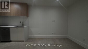 1041 College St in Toronto, ON - Building Photo