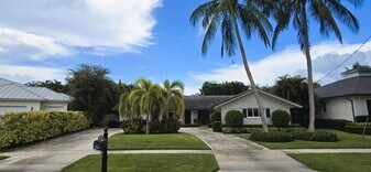 1568 Point Way in North Palm Beach, FL - Building Photo