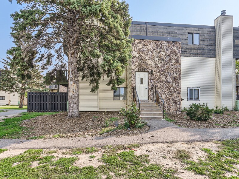 7236 72nd Ln N in Brooklyn Park, MN - Building Photo