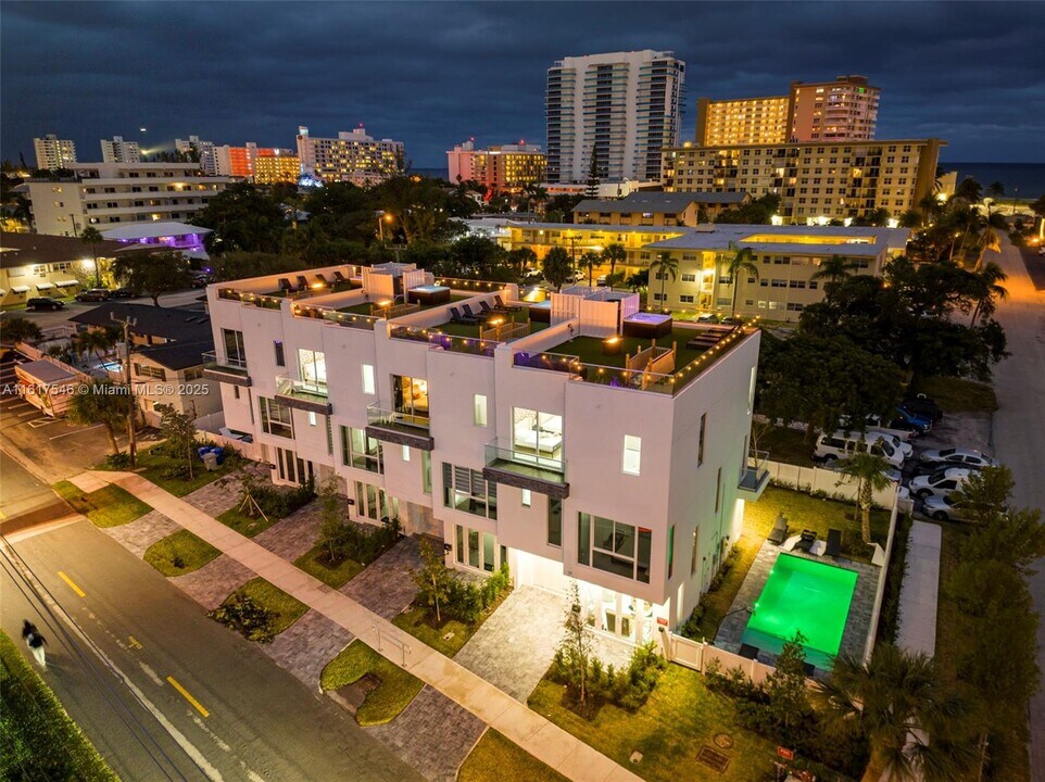 1000 N Riverside Dr in Pompano Beach, FL - Foto de edificio