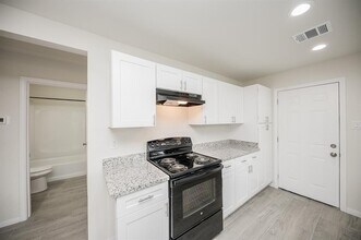 5040 Mallow St in Houston, TX - Building Photo - Building Photo