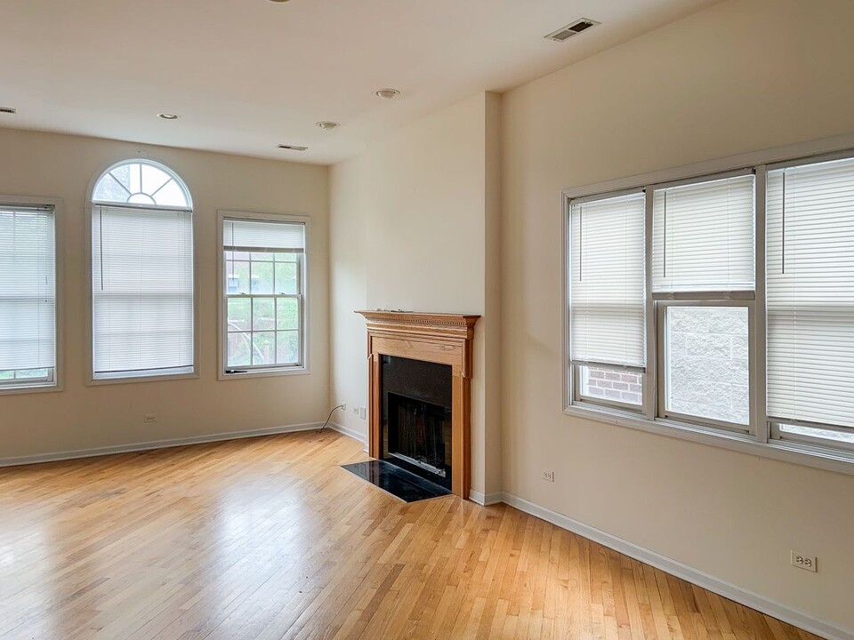 2510 N Southport Ave, Unit 1 in Chicago, IL - Building Photo