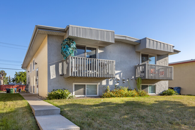 302 Southampton Dr SW in Calgary, AB - Building Photo - Primary Photo
