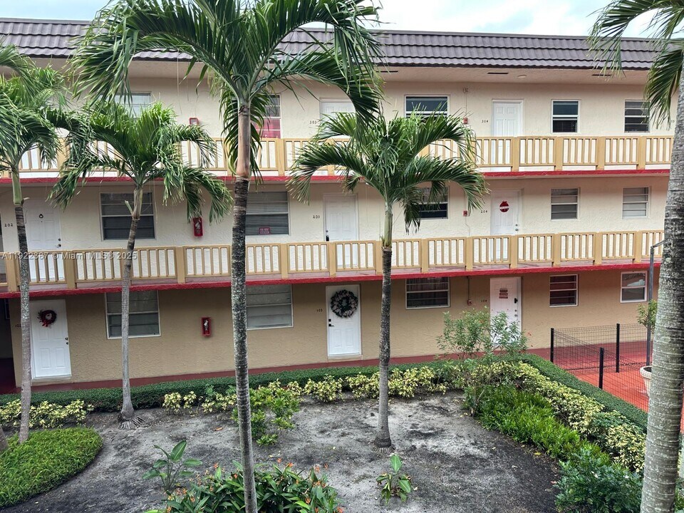 4655 Palm Ave in Hialeah, FL - Foto de edificio