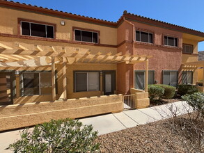 4915 E Russell Rd in Las Vegas, NV - Building Photo - Building Photo
