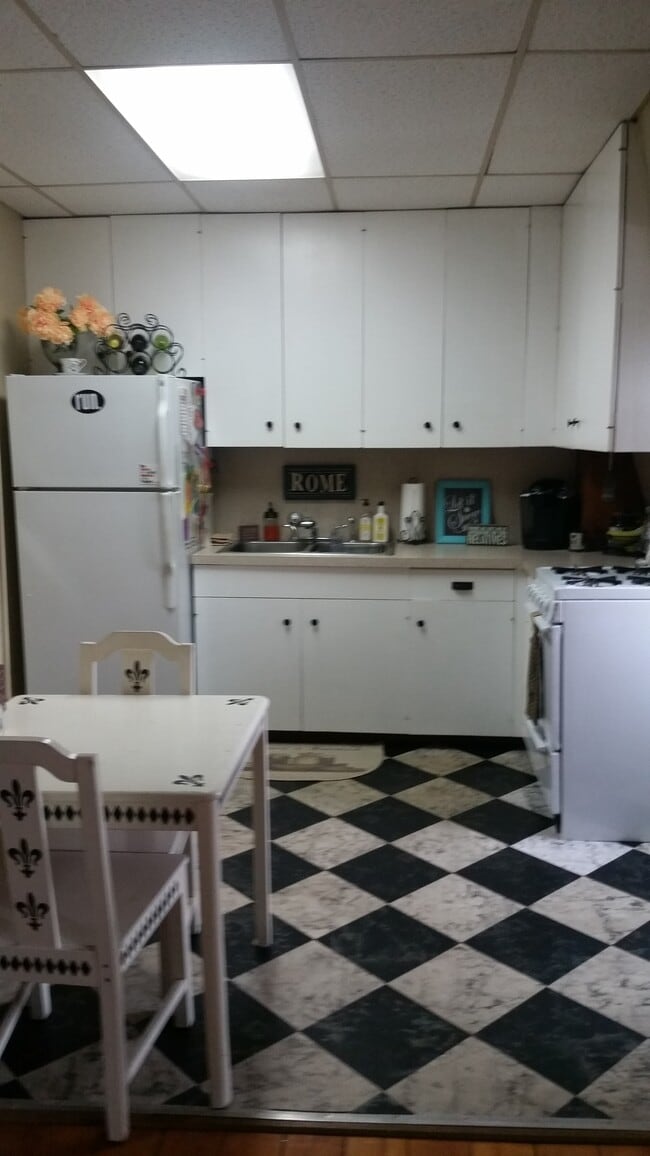 18 E Main St, Unit 3 in Macungie, PA - Foto de edificio - Building Photo