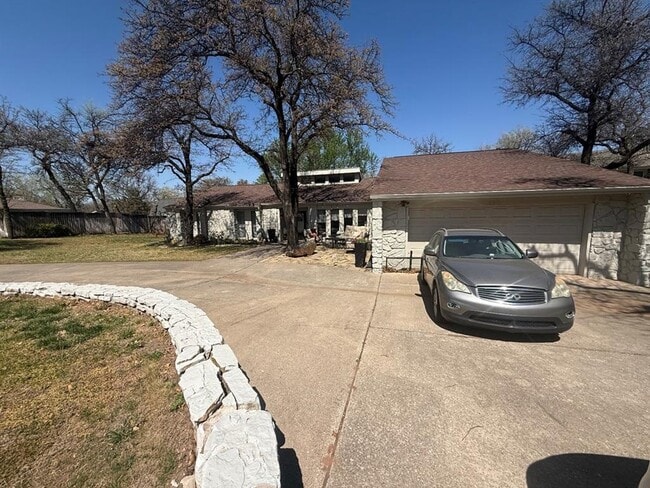 1925 Plaza District Dr in Edmond, OK - Building Photo - Building Photo