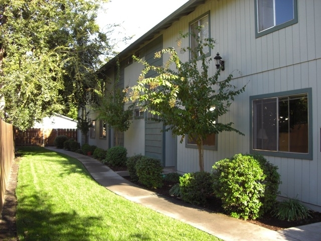 1166 Hobart St in Chico, CA - Foto de edificio