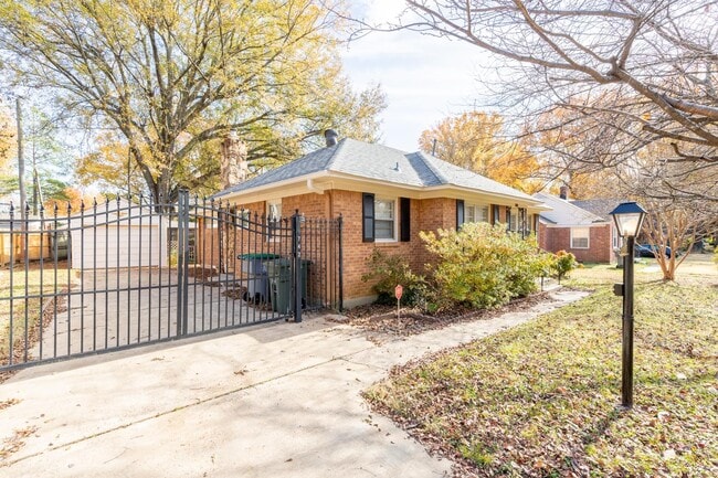 742 Ivy Rd in Memphis, TN - Building Photo - Building Photo
