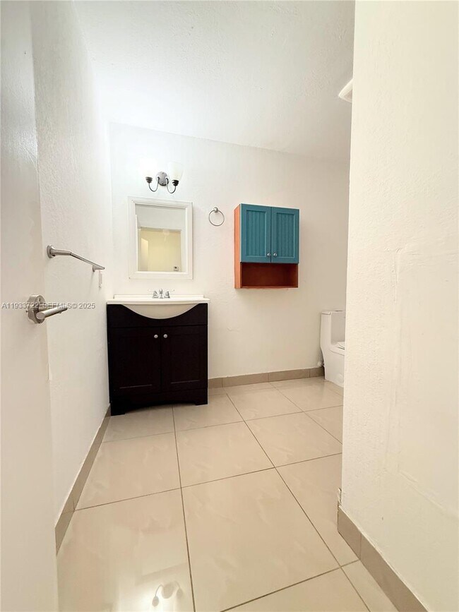 2950 Griffin Rd in Fort Lauderdale, FL - Building Photo - Building Photo