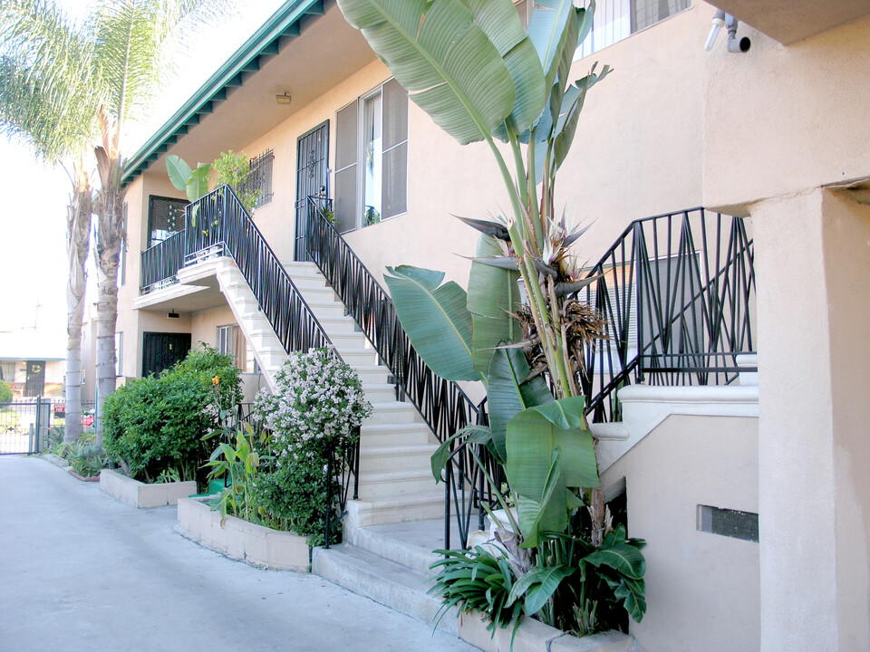 1627 S Highland Ave in Los Angeles, CA - Building Photo