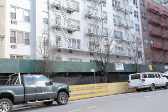 235 W 70th St in New York, NY - Foto de edificio - Building Photo