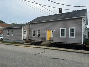 35 Academy St, Unit C in Killingly, CT - Foto de edificio - Building Photo