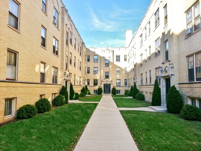 1950 W Wilson Ave, Unit 1944-2M in Chicago, IL - Foto de edificio - Building Photo