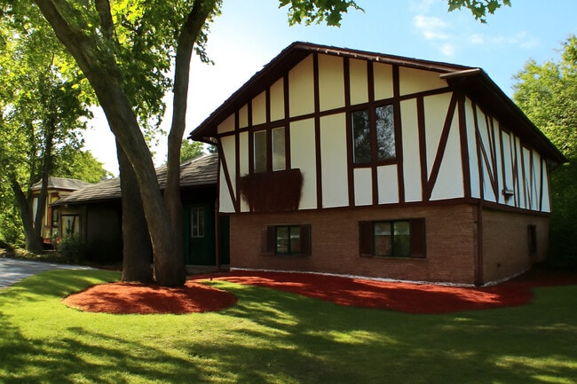 44 Kingston Dr in Oak Brook, IL - Building Photo - Building Photo