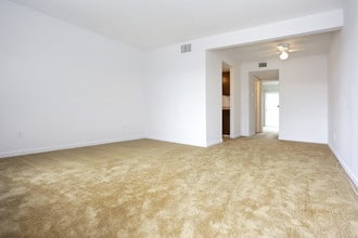 Canterbury Villas Apartments in Largo, FL - Foto de edificio - Interior Photo