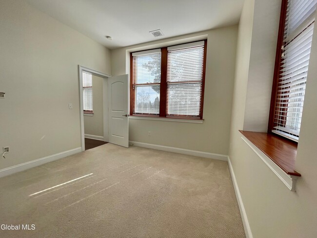 233 Lake Ave in Saratoga Springs, NY - Building Photo - Building Photo