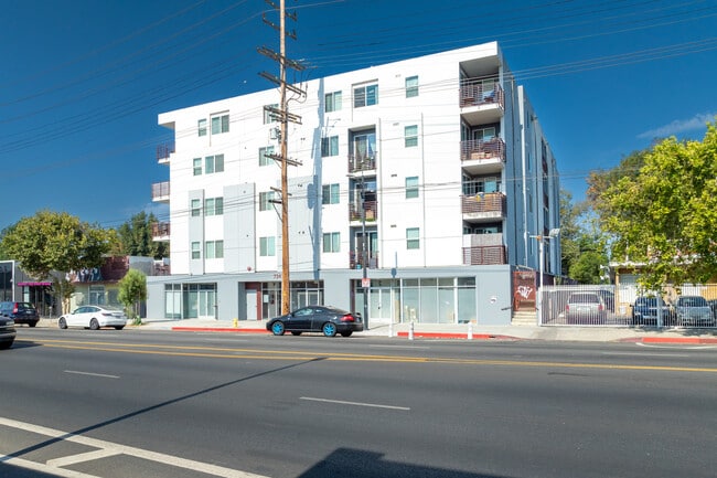 7343 Reseda Blvd in Reseda, CA - Foto de edificio - Building Photo