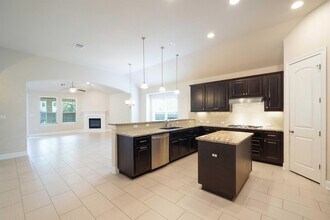 3825 Vinalopo Dr in Austin, TX - Foto de edificio - Building Photo