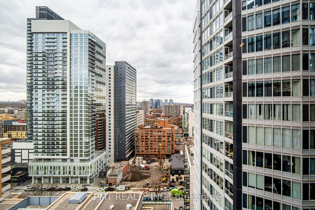 60-2360 Shuter St in Toronto, ON - Building Photo