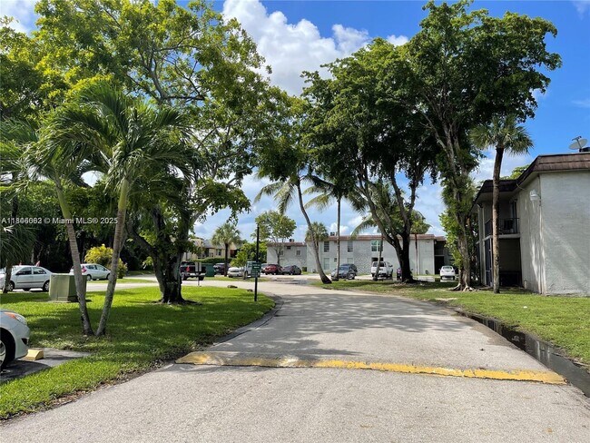 10389 N Kendall Dr in Miami, FL - Building Photo - Building Photo