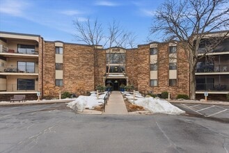 10451 Greenbrier Rd, Unit 217 in Minnetonka, MN - Foto de edificio - Building Photo