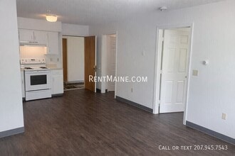 46 Baker St, Unit 10 in Clinton, ME - Foto de edificio - Building Photo