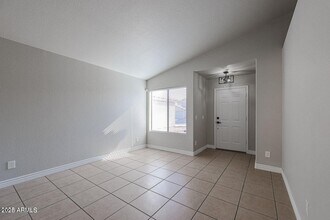 2134 E Robin Ln in Phoenix, AZ - Building Photo - Building Photo