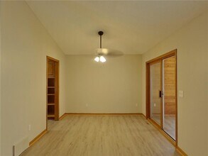 739 Ashley Dr in Chaska, MN - Foto de edificio - Building Photo