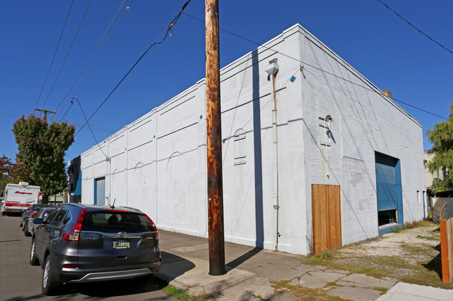 8104 N Denver Ave in Portland, OR - Foto de edificio - Building Photo