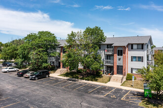 Country Wood Apartment Homes in Naperville, IL - Building Photo - Building Photo