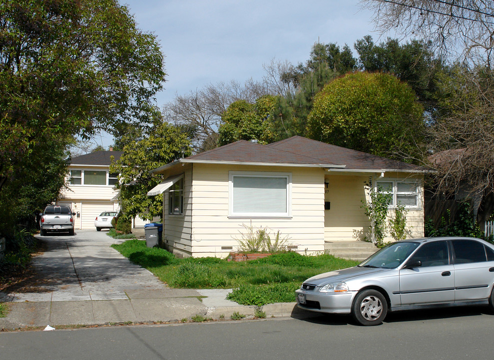 207 Benton St in Santa Rosa, CA - Foto de edificio