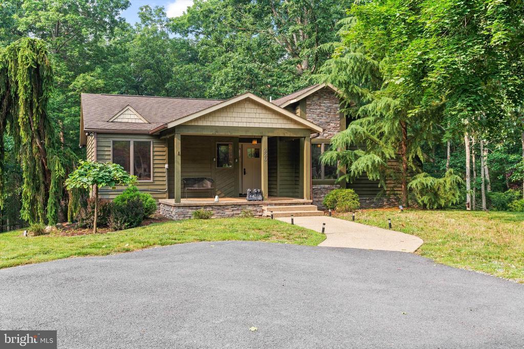 220 Martin Ln in McGaheysville, VA - Foto de edificio
