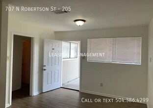 707 N Robertson St in Chalmette, LA - Foto de edificio - Building Photo