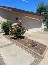 1333 N Hills Dr in Upland, CA - Foto de edificio - Building Photo