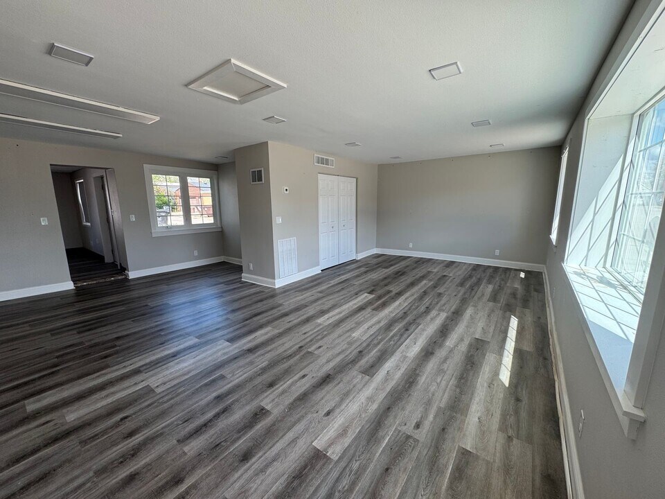 104 1st St NE in Mandan, ND - Building Photo