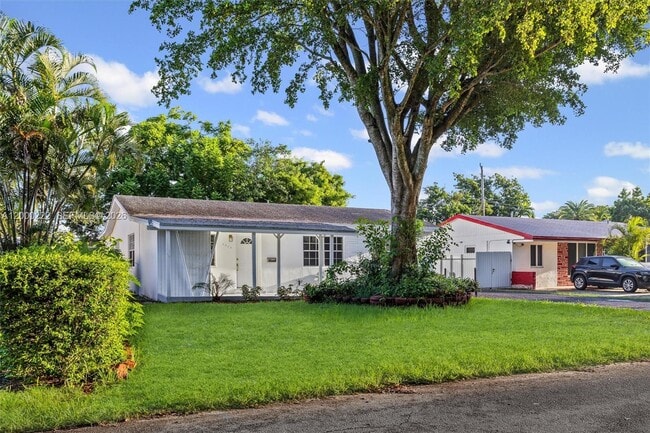 6825 SW 12th St in Pembroke Pines, FL - Building Photo - Building Photo